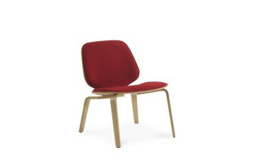 En moderne stol med rødt polstret sæde og ryglæn, med lyse træben fra TomorrowsDesign, isoleret på hvid baggrund.