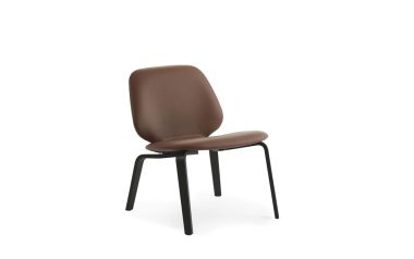 EN NORMANN COPENHAGEN - My Chair Loungestol med brunt lædersæde og ryglæn, placeret på sorte metalben, mod en almindelig hvid baggrund.