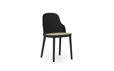 EN NORMANN COPENHAGEN - Allez Stol stol med højt buet sort ryglæn og sorte ben med en beige sædehynde. stolen står isoleret på en hvid baggrund.