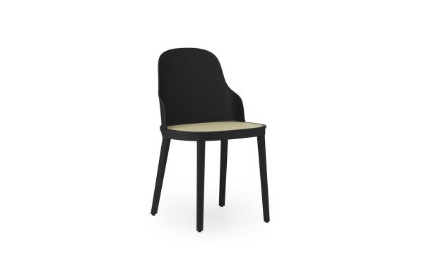 EN NORMANN COPENHAGEN - Allez Stol stol med højt buet sort ryglæn og sorte ben med en beige sædehynde. stolen står isoleret på en hvid baggrund.