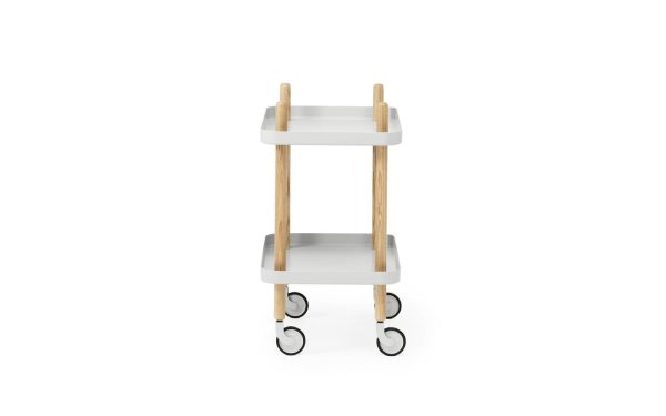 En moderne serveringsvogn i to niveauer med hvid ramme og naturtræstolper med fire sorte hjul til mobilitet. baggrunden er almindelig hvid.
Produktnavn: NORMANN COPENHAGEN - Blok Rullebord