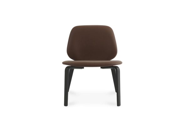 En moderne NORMANN COPENHAGEN - My Chair Loungestol med et buet ryglæn og et fladt sæde, sat på en enkel sort ramme, isoleret på en hvid baggrund.