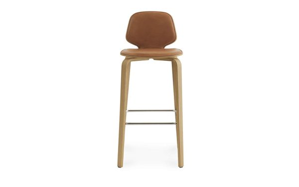 En moderne barstol med en let træramme og et glat, karamelfarvet lædersæde, med buet ryglæn og slanke metalfodstøtter fra TomorrowsDesign.