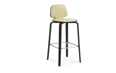 En moderne barstol med NORMANN COPENHAGEN - My Chair Barstol 75 sort metalstel og et beige sæde og ryglæn, isoleret på en hvid baggrund.