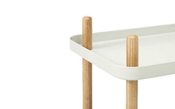 ET NORMANN COPENHAGEN - Block Rullebord bakkebord med en lysegrå overflade og cylindriske træben, isoleret på en hvid baggrund.