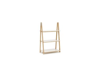 EN NORMANN COPENHAGEN - One Step Up Bogreol med tre etager på en almindelig hvid baggrund.