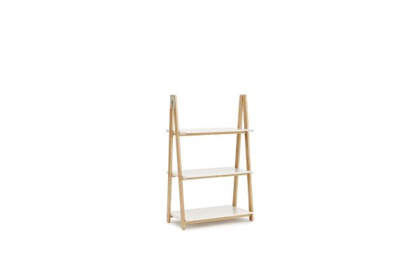 EN NORMANN COPENHAGEN - One Step Up Bogreol med tre etager på en almindelig hvid baggrund.