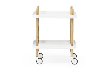 En moderne serveringsvogn i to niveauer med hvid finish og naturtræstænger, med sorte hjul til mobilitet, isoleret på en hvid baggrund. NORMANN COPENHAGEN - Blok Rullebord