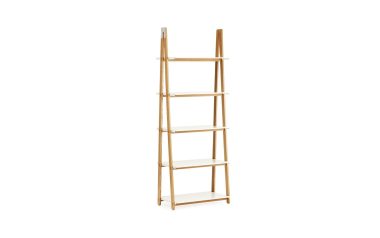 EN NORMANN COPENHAGEN - One Step Up Bogreol foldestigehylde med fire etager, med en solid hvid hylde, vist mod en almindelig hvid baggrund.