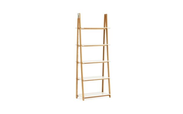 EN NORMANN COPENHAGEN - One Step Up Bogreol foldestigehylde med fire etager, med en solid hvid hylde, vist mod en almindelig hvid baggrund.
