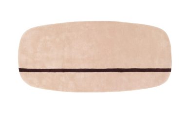 Beige NORMANN COPENHAGEN Oona Gulvtæppe 90x200 med et minimalistisk design, med en enkelt mørkebrun stribe, der løber vandret hen over midten.