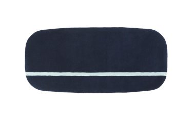 En marineblå bademåtte med en enkelt hvid stribe på tværs af midten, med et minimalistisk design, isoleret på en hvid baggrund.