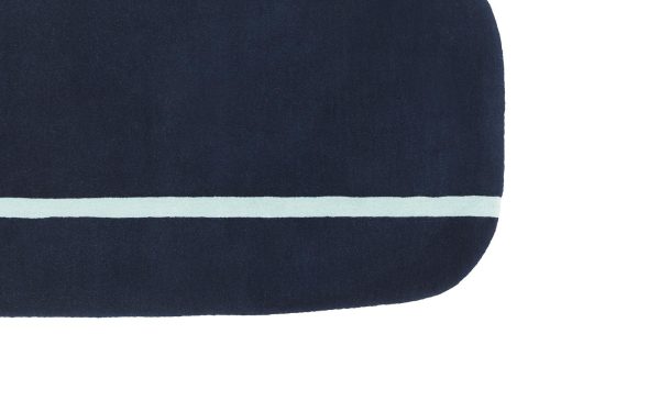 Nærbillede af et mørkeblåt stof med en tynd, lysere blå vandret stribe, designet af TomorrowsDesign, sat mod en hvid baggrund.