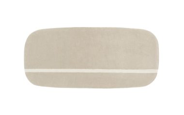 En rektangulær, neutral farvet stofbordløber med en enkel, centreret hvid stribe og minimalistisk design, fotograferet på en hvid baggrund.