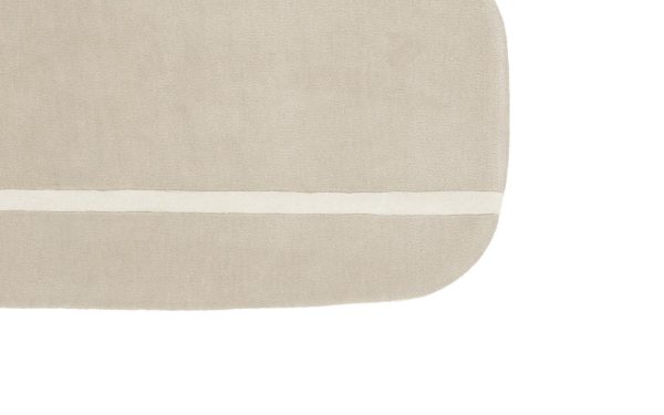 Et nærbillede af et lysegråt tekstil med en simpel hvid vandret stribe nær bunden, der viser et rent og minimalistisk TomorrowsDesign.
