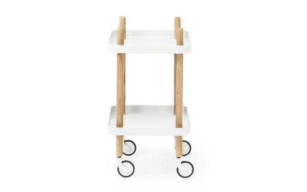 Et moderne to-lags NORMANN COPENHAGEN - Block Rullebord med hvid finish og naturtræstænger, udstyret med fire sorte rullehjul til mobilitet. vognen er isoleret på en hvid baggrund.
