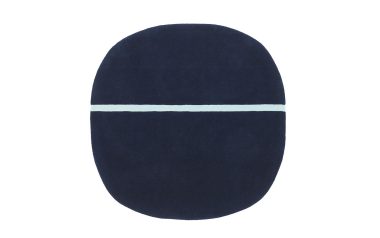 ET NORMANN COPENHAGEN - Oona Gulvtæppe 140x140 tæppe med en vandret lyseblå stribe på tværs af midten, isoleret på en hvid baggrund.