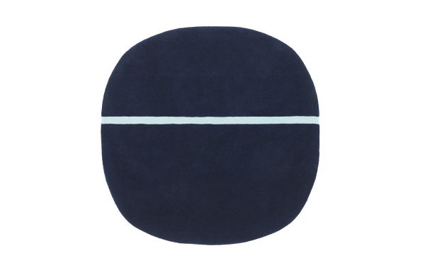 ET NORMANN COPENHAGEN - Oona Gulvtæppe 140x140 tæppe med en vandret lyseblå stribe på tværs af midten, isoleret på en hvid baggrund.