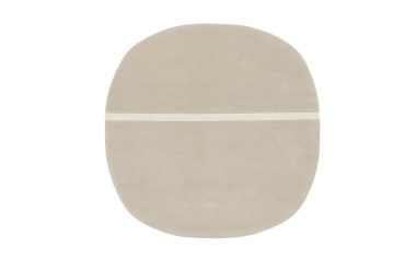 ET NORMANN COPENHAGEN - Oona Gulvtæppe 140x140, ovalt tæppe med en enkel hvid linje, der løber vandret hen over midten, sat mod en hvid baggrund.