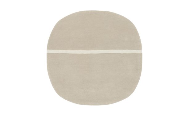 ET NORMANN COPENHAGEN - Oona Gulvtæppe 140x140, ovalt tæppe med en enkel hvid linje, der løber vandret hen over midten, sat mod en hvid baggrund.