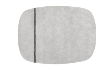 En minimalistisk grå rektangulær NORMANN COPENHAGEN - Oona Gulvtæppe 175x240 med en mørkere grå lodret linje, der løber ned i midten. Puden har afrundede hjørner og er sat mod en hvid baggrund.