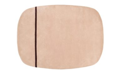 En rektangulær, beige NORMANN COPENHAGEN - Oona Gulvtæppe 175x240 med en enkelt brun streg ned langs midten, isoleret på en hvid baggrund.