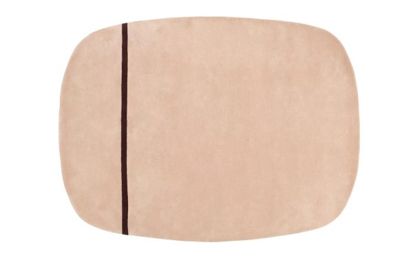 En rektangulær, beige NORMANN COPENHAGEN - Oona Gulvtæppe 175x240 med en enkelt brun streg ned langs midten, isoleret på en hvid baggrund.