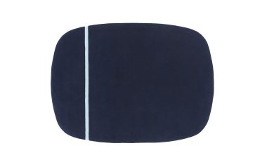 NORMANN COPENHAGEN - Oona Gulvtæppe 175x240, en marineblå, firkantet pude med afrundede kanter og en lodret lyseblå stribe ned i midten, isoleret på en hvid baggrund.