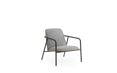 En moderne lænestol med gråt polstret sæde og ryglæn, med en elegant sort metalramme, isoleret på en hvid baggrund. Ideel til moderne indretning.