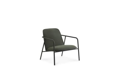 A NORMANN COPENHAGEN - Pad Lænestol med mørkegrøn polstring og sort metalramme, placeret på en almindelig hvid baggrund.