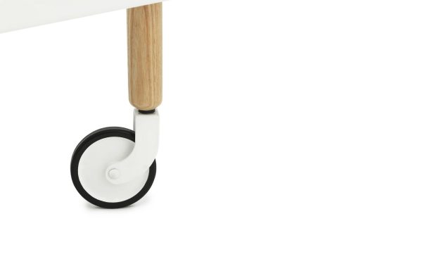 Nærbillede af et hvidt NORMANN COPENHAGEN Block Rullebord hjul fastgjort til et træben, sat mod en almindelig hvid baggrund. hjulet er moderne og viser en slank design æstetik.