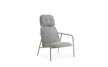 Et moderne NORMANN COPENHAGEN - Pad Lænestol med gråt polstring og en minimalistisk metalramme, placeret mod en almindelig hvid baggrund.