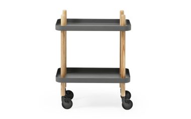 En moderne serveringsvogn i to niveauer med trærammestøtter og grå metalhylder fra TomorrowsDesign, udstyret med sorte hjul til mobilitet, isoleret på en hvid baggrund.