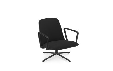 En sort Pad Lænestol med højt ryglæn og armlæn, placeret i en vinkel på en hvid baggrund, fremviser TomorrowsDesign-æstetikken.