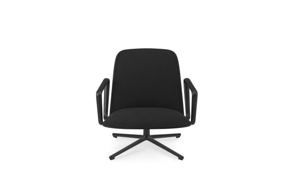 En NORMANN COPENHAGEN - Pad Lænestol med sort stof sæde og ryglæn, med drejelig base og armlæn, vist mod en almindelig hvid baggrund.
