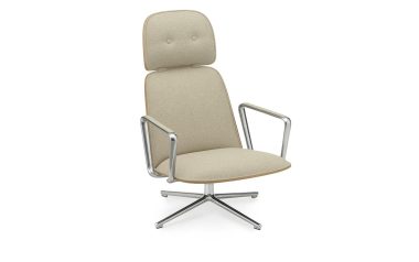 En moderne NORMANN COPENHAGEN - Pad Lænestol med et beige stof sæde og ryglæn, med krom armlæn og en fempunkts hjulbase, isoleret på en hvid baggrund.