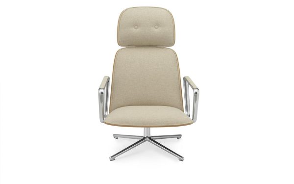 En NORMANN COPENHAGEN - Pad Lænestol med beige polstret sæde og ryglæn, med to knapper, krom armlæn og en fempunkts drejebase, isoleret på hvid baggrund.