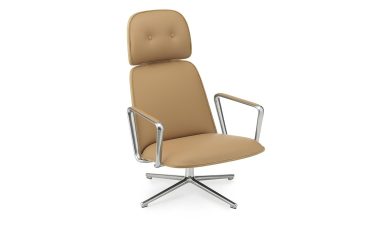 En NORMANN COPENHAGEN - Pad Lænestol med beige polstring og krom stel på hvid baggrund. stolen har armlæn og et mellemhøjt ryglæn med knapdetaljer.