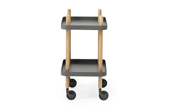 En moderne serveringsvogn i to niveauer med sorte bakker og træhåndtag, med et moderne design, monteret på fire sorte drejehjul, isoleret på en hvid baggrund.
