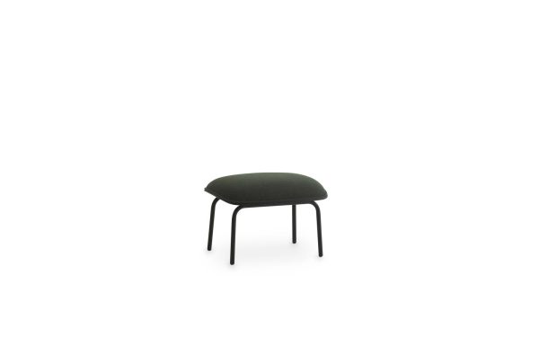 A NORMANN COPENHAGEN - Pad Fodskammel med en mørkegrøn pude og sorte metalben, centreret på en almindelig hvid baggrund.