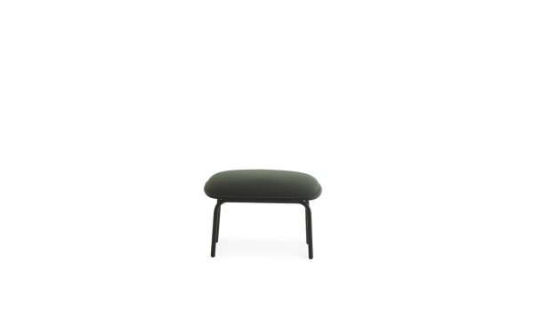 A NORMANN COPENHAGEN - Pad Fodskammel med en mørkegrøn pude og tynde sorte metalben, centreret på en almindelig hvid baggrund.