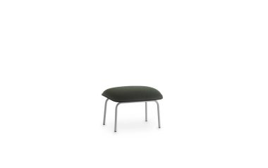 En minimalistisk NORMANN COPENHAGEN - Pad Fodskammel med fire sorte metalben, centreret på en almindelig hvid baggrund.