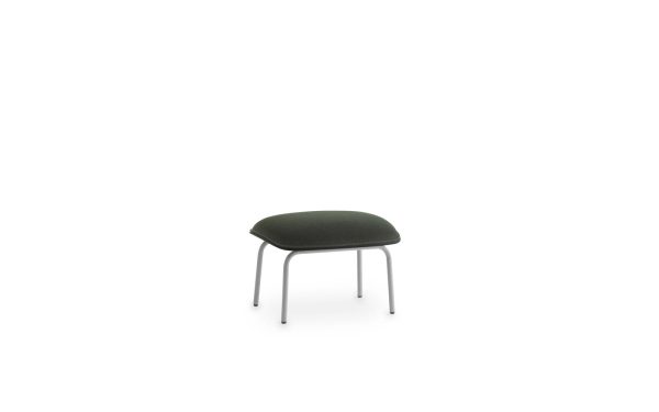 En minimalistisk NORMANN COPENHAGEN - Pad Fodskammel med fire sorte metalben, centreret på en almindelig hvid baggrund.