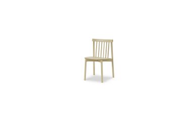 En træstol med lamelryg og et fladt sæde, placeret i midten af en almindelig hvid baggrund, legemliggør TomorrowsDesigns etos.