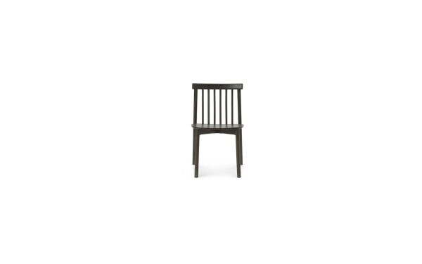 En enkel mørk træstol med lodret lamelryg, som afspejler elegant design, vist mod en almindelig hvid baggrund.