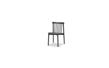 En moderne sort stol med lodret lamelrygdesign og fire ben, isoleret på en almindelig hvid baggrund.