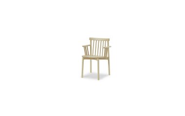 En let træstol med lodret lamelryg og armlæn, med et minimalistisk design, sat mod en almindelig hvid baggrund.