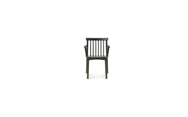 En enkel sort træstol med lodrette lameller på ryglænet, designet af TomorrowsDesign, der står isoleret mod en almindelig hvid baggrund.
