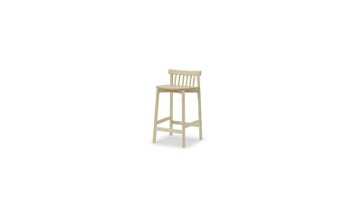 En barstol i let træ med høj ryg og vandrette lameller, designet af TomorrowsDesign, der står isoleret på en hvid baggrund.