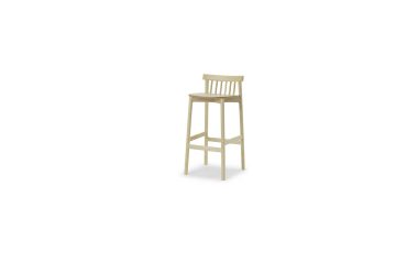 En beige barstol i træ med høj ryg og fodstøtte, designet til moderne interiør, isoleret på en hvid baggrund.